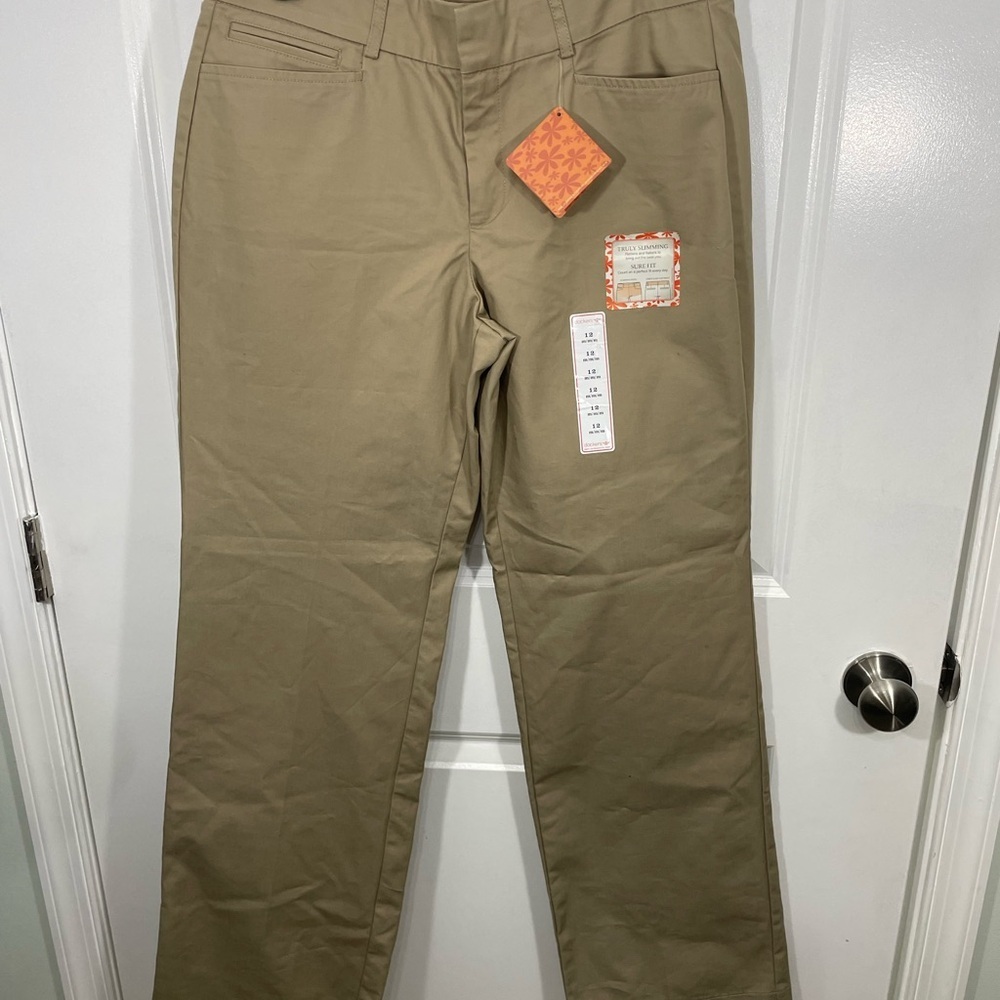 Dockers  Slimming Khaki goodness inside Straight Leg Pants in Tan 12M CB-BS